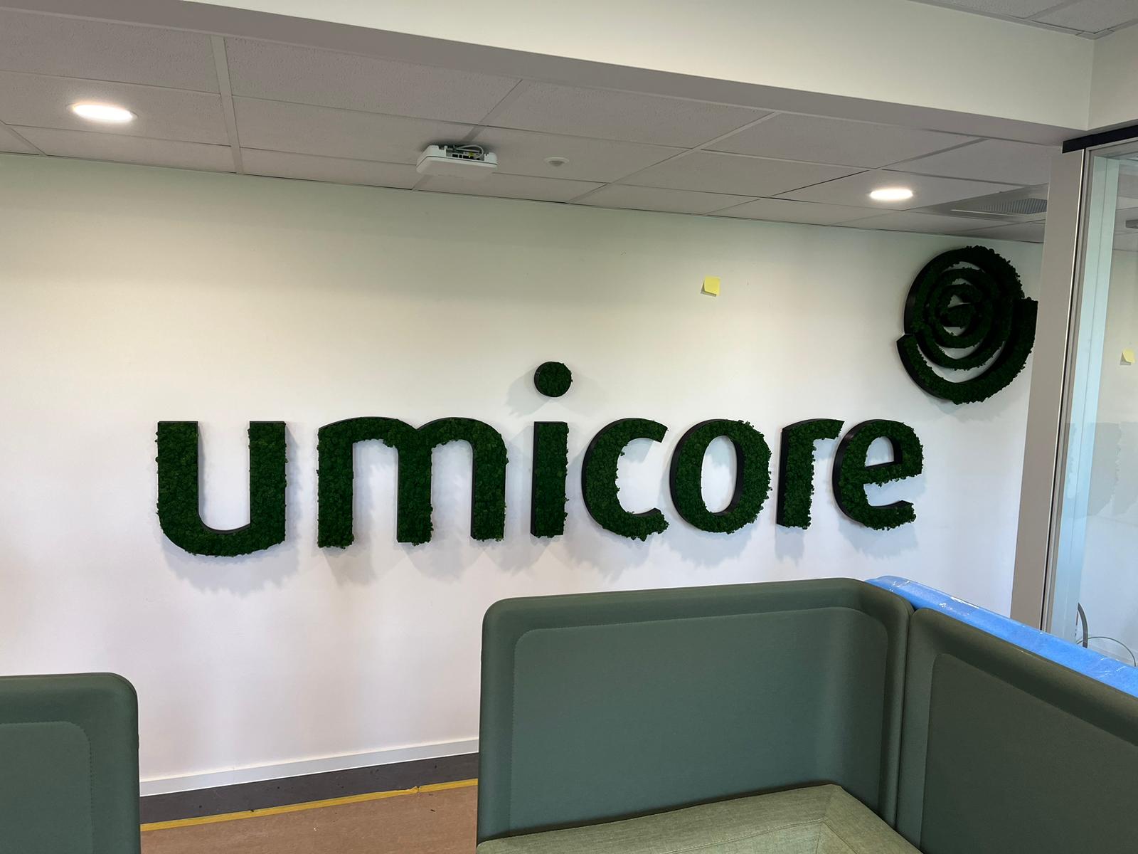 Umicore Moos-Schriftzug